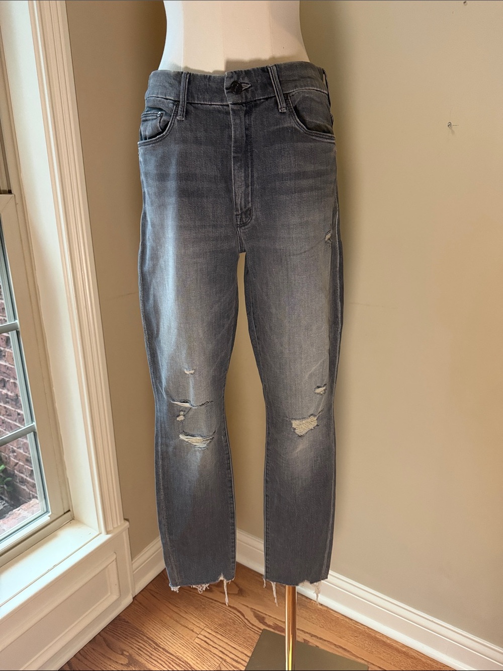 MOTHER Distressed Cropped Ankle Jeans in Washed Gray